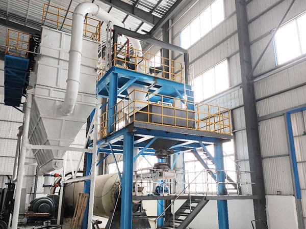 球磨+分（fèn）级机客户现场安装中